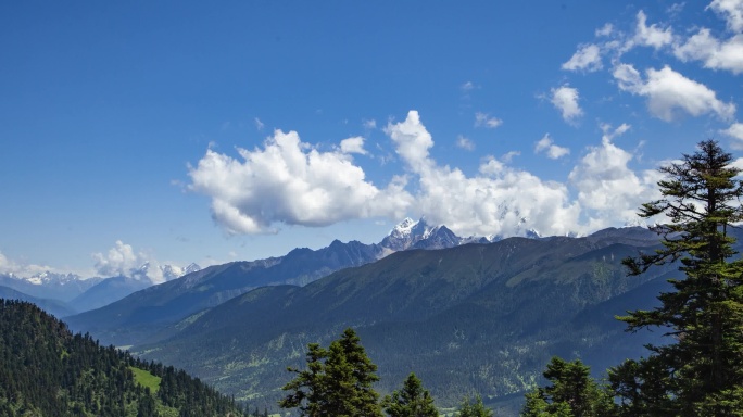 云雾缭绕的山脉美景