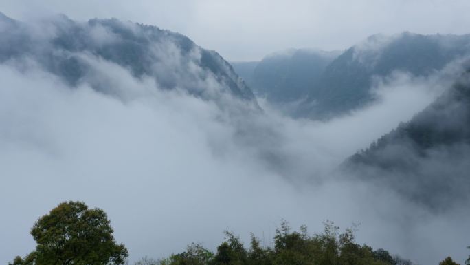 云雾缭绕的山峦