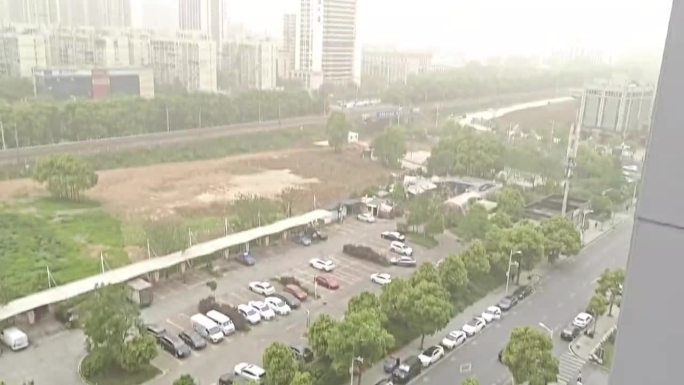 城市空气污染下的街景