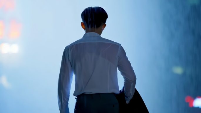 雨中男人淋雨背影