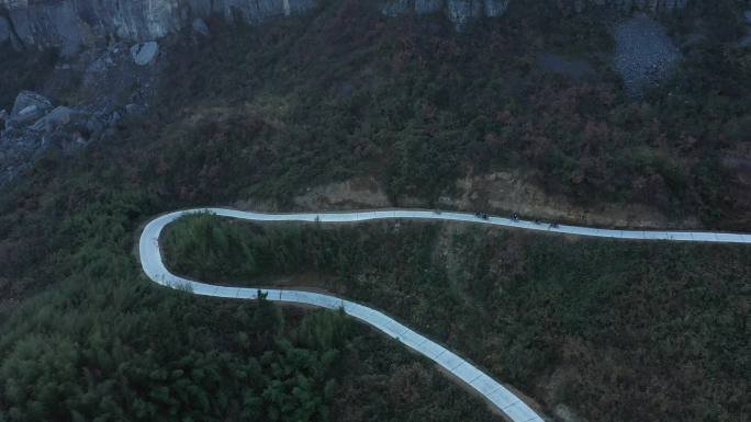 4K蜿蜒曲折的山路上村民骑摩托车运输山货