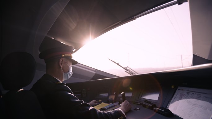 司机专注驾驶高铁列车高速行驶 第一视角