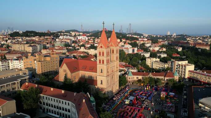 青岛的圣弥厄尔主教座堂天主堂航拍