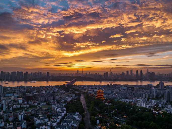 武汉城市天际线与壮丽云彩
