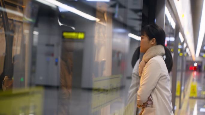 女孩坐地铁上班 走在上班路上
