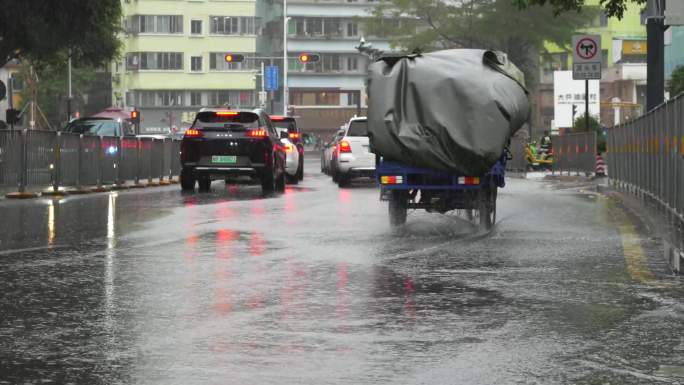下雨天城市街道车流人流