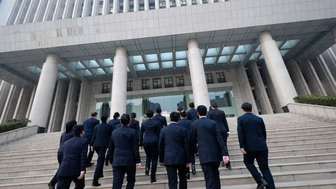 检察官公诉人走进检察院院检察官