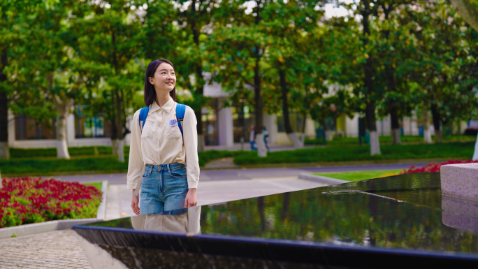 女生走进上海交通大学 憧憬未来 青春活力