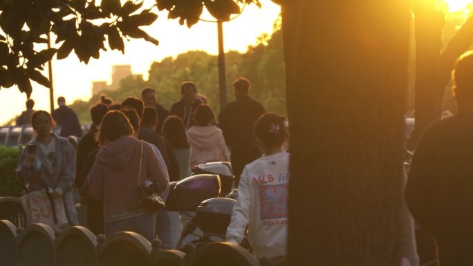 下班路上 行走脚步 迎夕阳下班 走进地铁