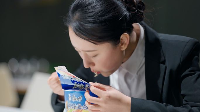 五一劳动节各行各业加班普通人工人销售