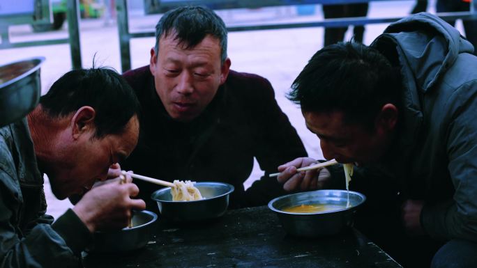 建筑工人户外用餐
