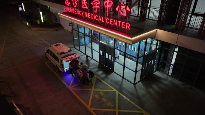 急诊抢救救护车行驶除颤输液心肺复苏