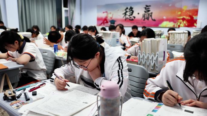 教学楼高三高考学生晚自习
