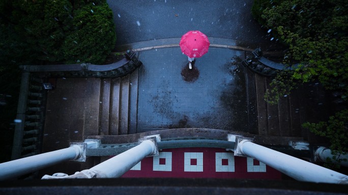 女生雨天探访百年建筑  看书写意