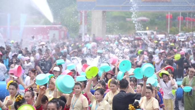 云南西双版纳2025磨憨泼水节傣历新年节