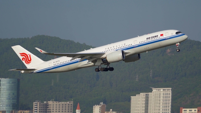国航空客A350客机 从深圳机场起飞