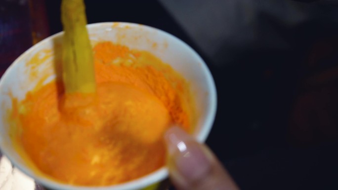 藏族大师画唐卡研磨颜料搅拌颜料勾线 唐卡