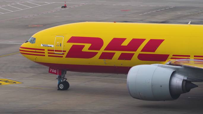 DHL波音777货机 深圳推开滑行起飞