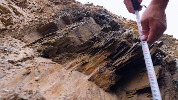 4K航拍地质队员在戈壁 找矿工作地质三宝