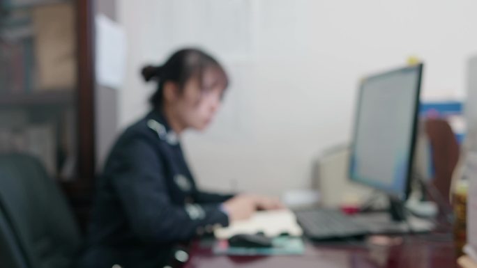 民警翻阅卷宗研究案件电脑前办公进市局大楼