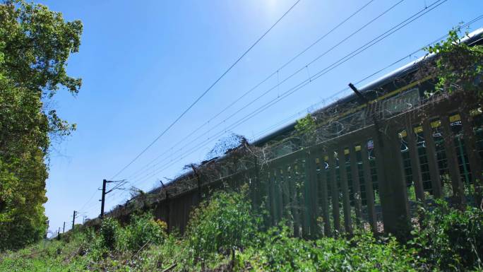 绿皮火车铁道边铁路沿线