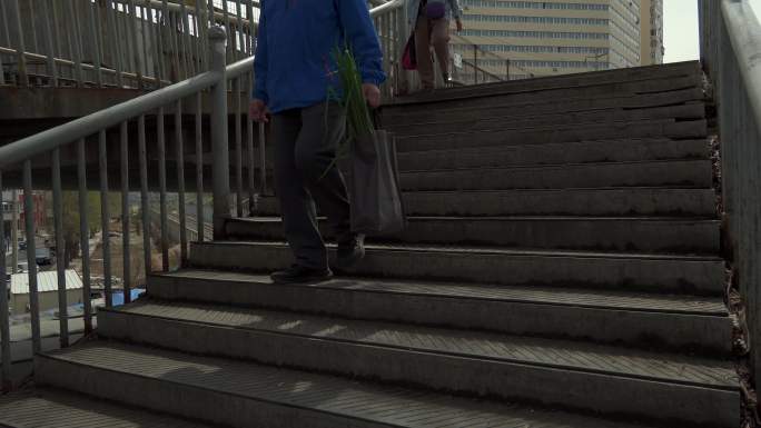 人行跨铁路天桥楼梯民居克俭小区