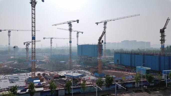 清晨建筑工地航拍吊塔