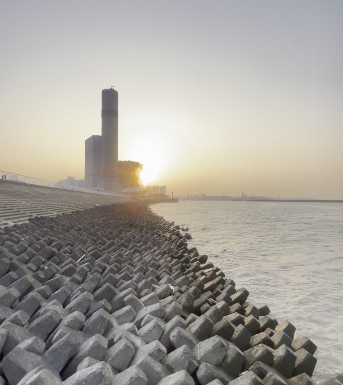 夕阳下的海堤