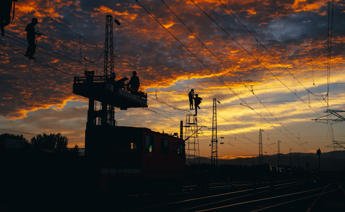 铁路施工检修作业延时夕阳剪影