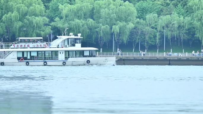 湘江观光船驶过，长沙湘江