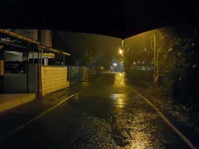 夜晚路灯下雨