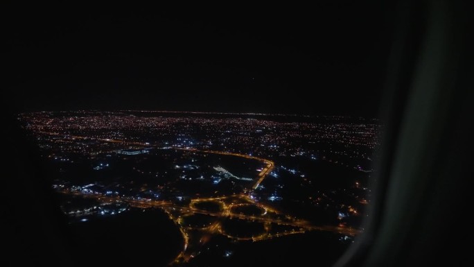 从飞机窗户看到的堪培拉夜景灯光