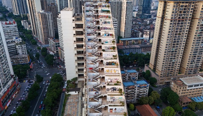 航拍广西100米高魔幻涂鸦阶梯大楼