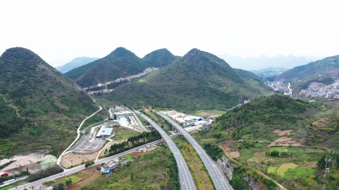 大山区里的高速公路