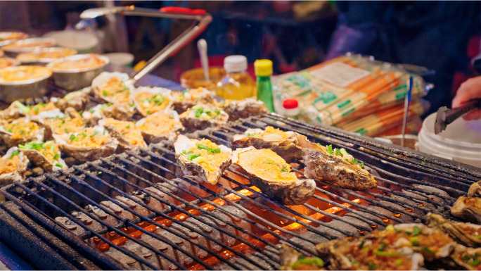 云南昆明双桥夜市小吃美食街