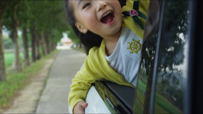 快乐家庭自驾游一家人开车郊游欢乐时光