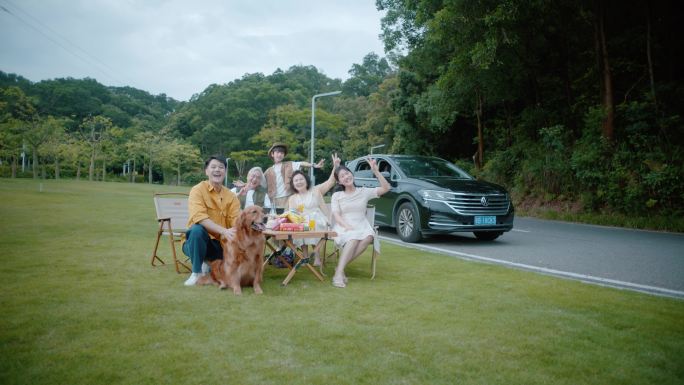 幸福温馨一家人户外露营