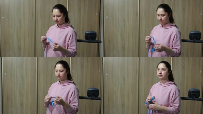女孩在家减肥