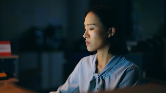 女白领深夜加班 奋斗励志 看手机信息
