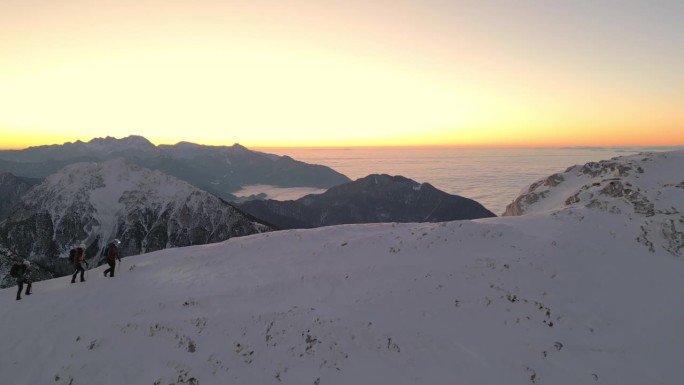 雪山峰在日落时分：一次徒步冒险