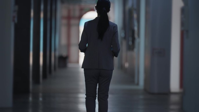 女白领失落孤独的背影