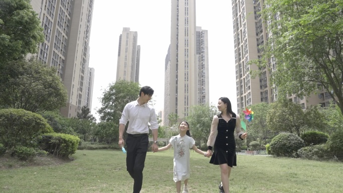 一家三口公园草地奔跑