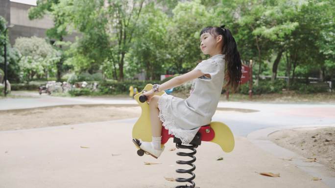 公园里快乐玩耍的小女孩