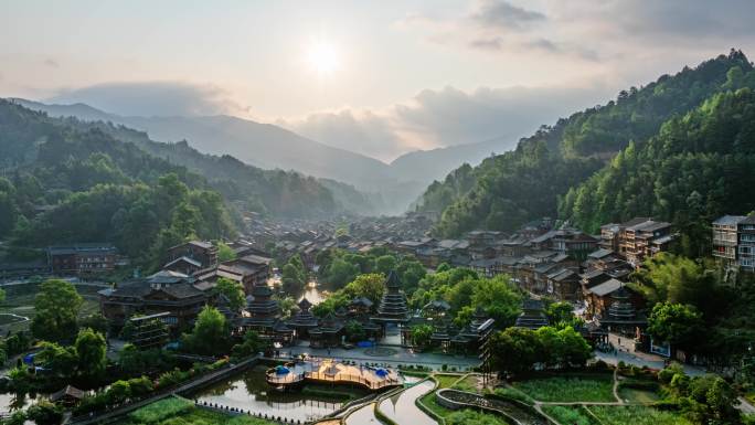 黎平肇兴侗寨日出金光