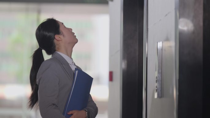 职场女性等待电梯焦虑