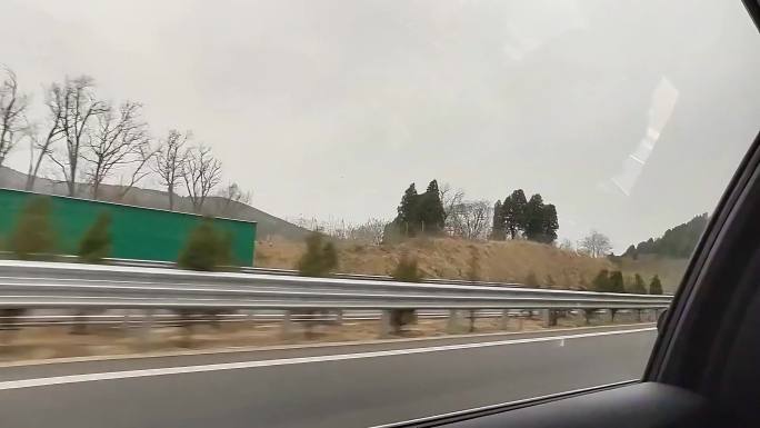 高速公路上的旅程车窗外的风景