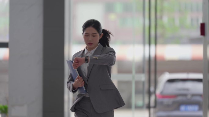 职场女性匆忙赶时间