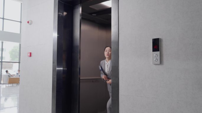 职场女性走出电梯