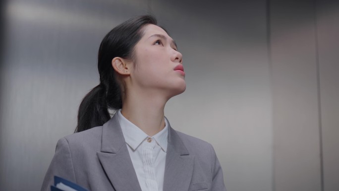 电梯里女白领着急