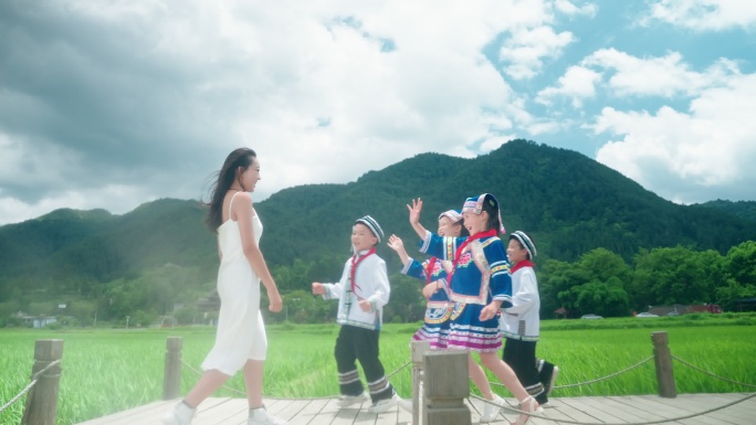 田园风光下的民族少女稻田间的童年嬉戏